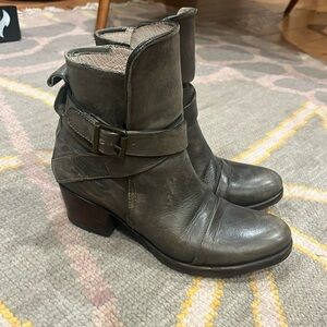 Rare SF brand gray buckle boot